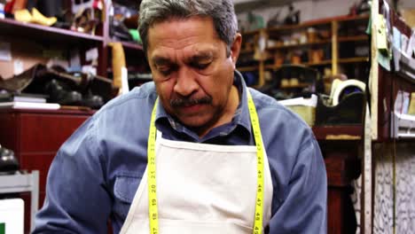 zapatero reparando un zapato
