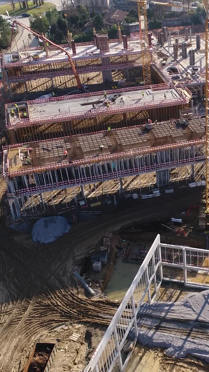 video trabajadores de la construcción vertical en acción vista aérea
