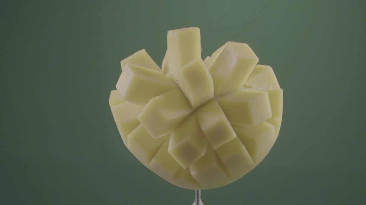 크로마 키를 위해 녹색 화면에 루프와 함께 회전하는 망고