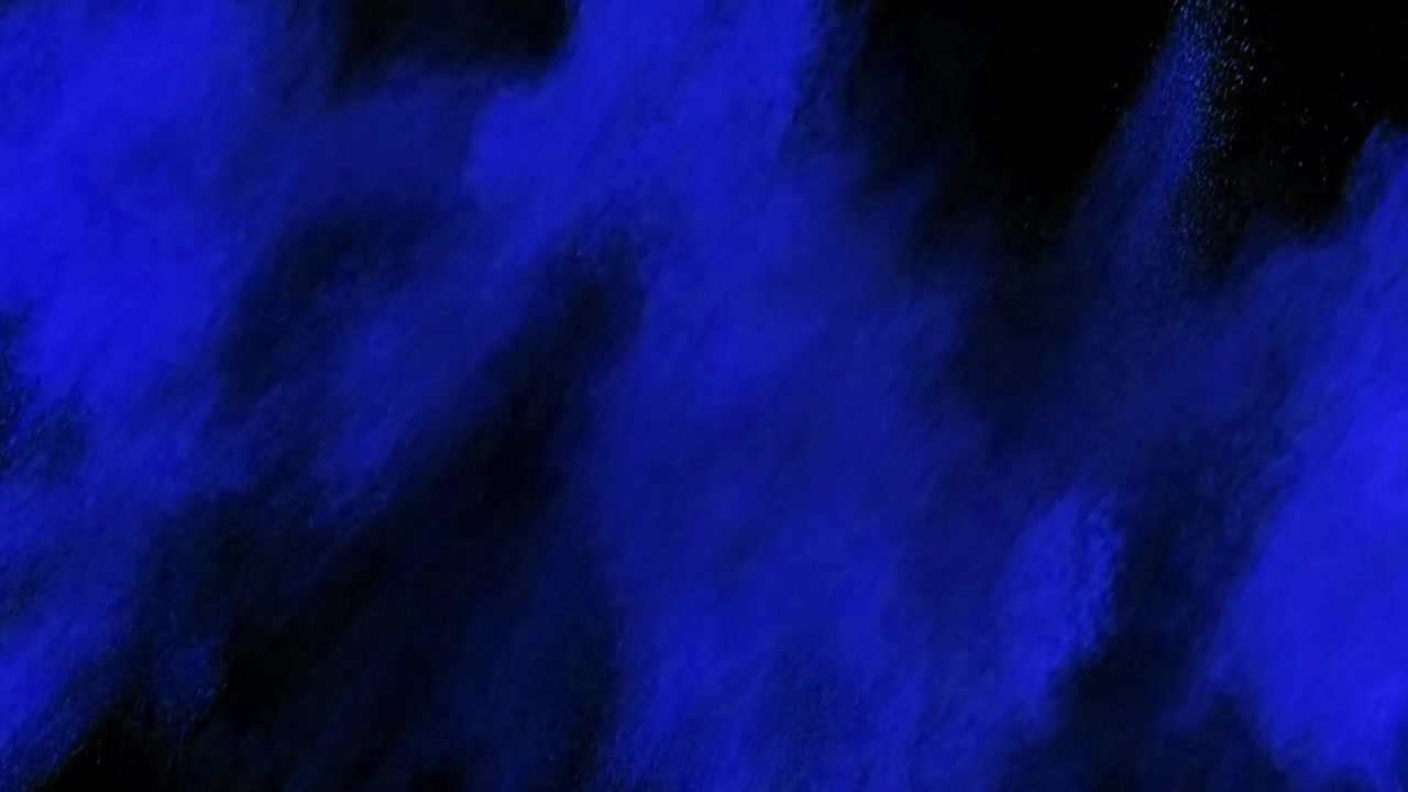 Esplosione di polvere blu su sfondo nero