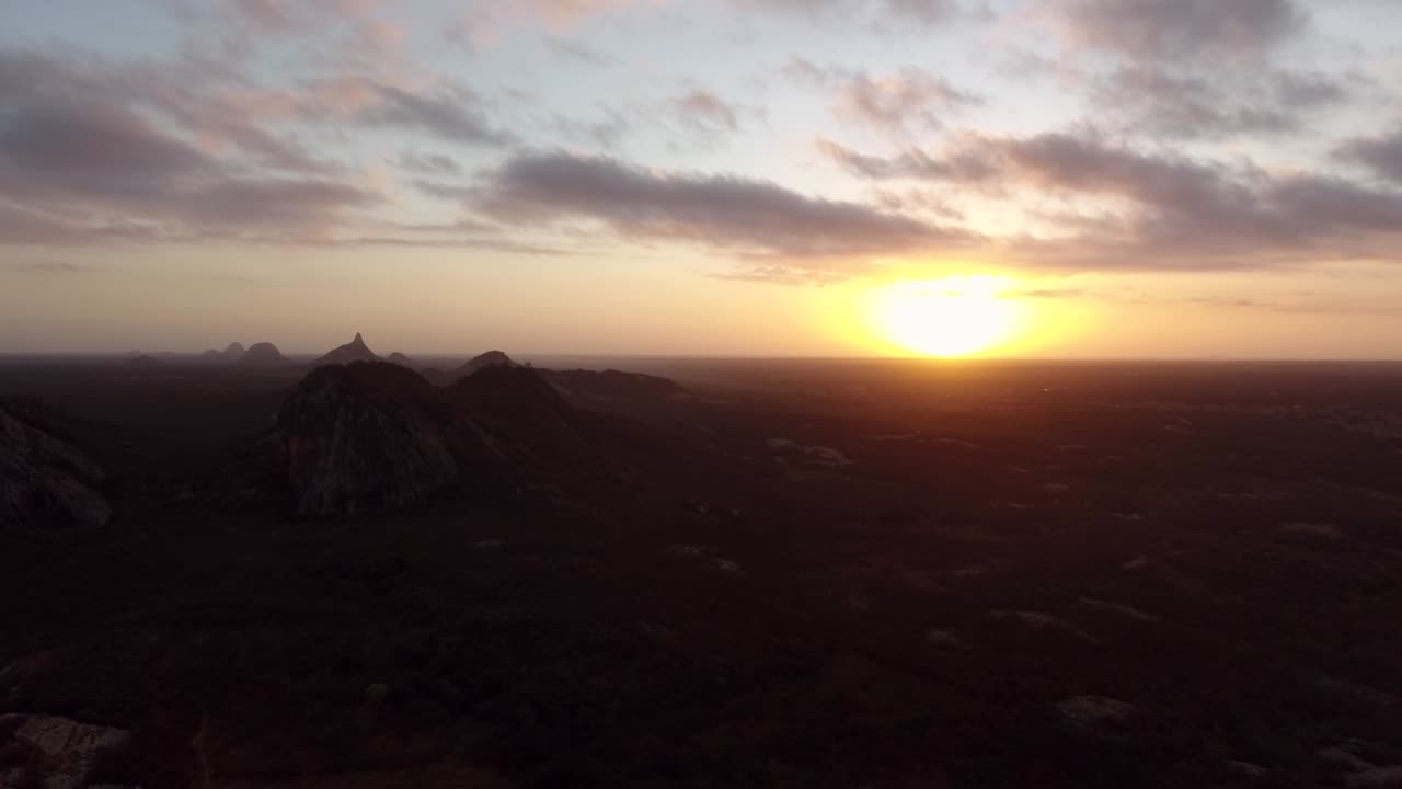 vista aérea de la puesta de sol en el paisaje en la región de ceara, brasil.
