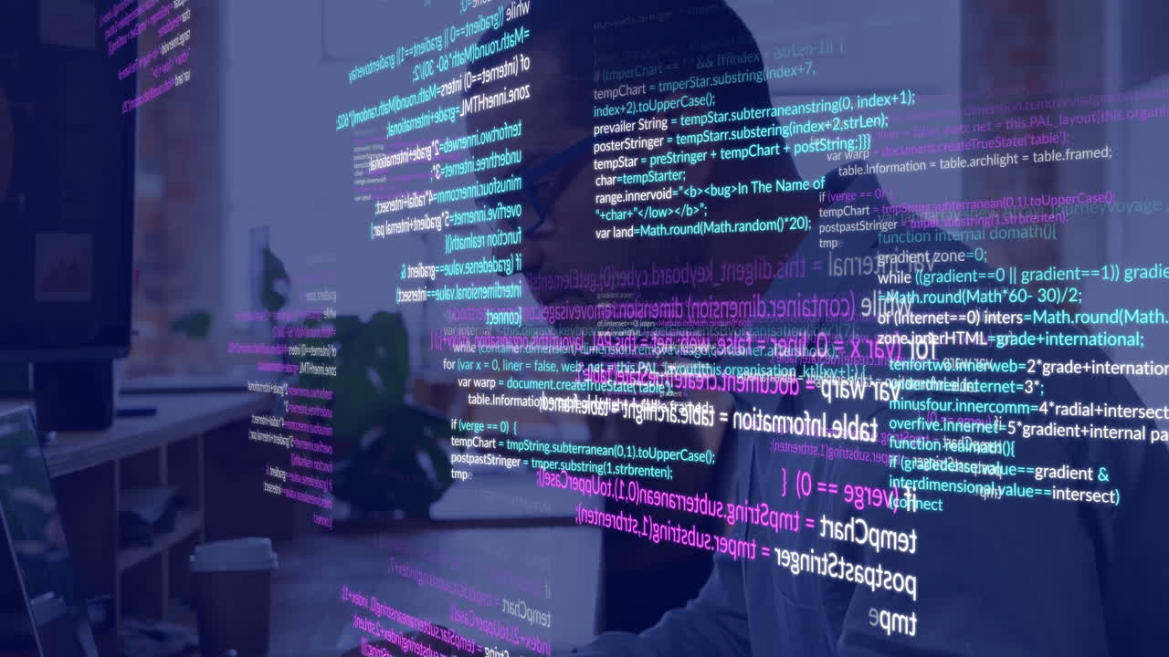 animación de código de programación sobre persona que trabaja en computadora en la oficina