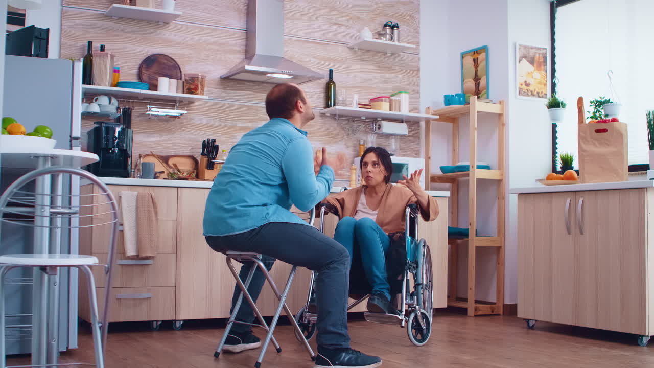 esposa discapacitada infeliz en silla de ruedas