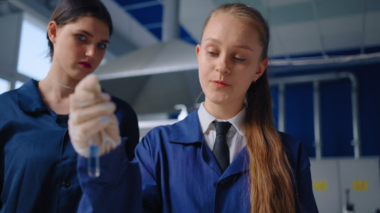 실험실에 있는 십대 소녀들