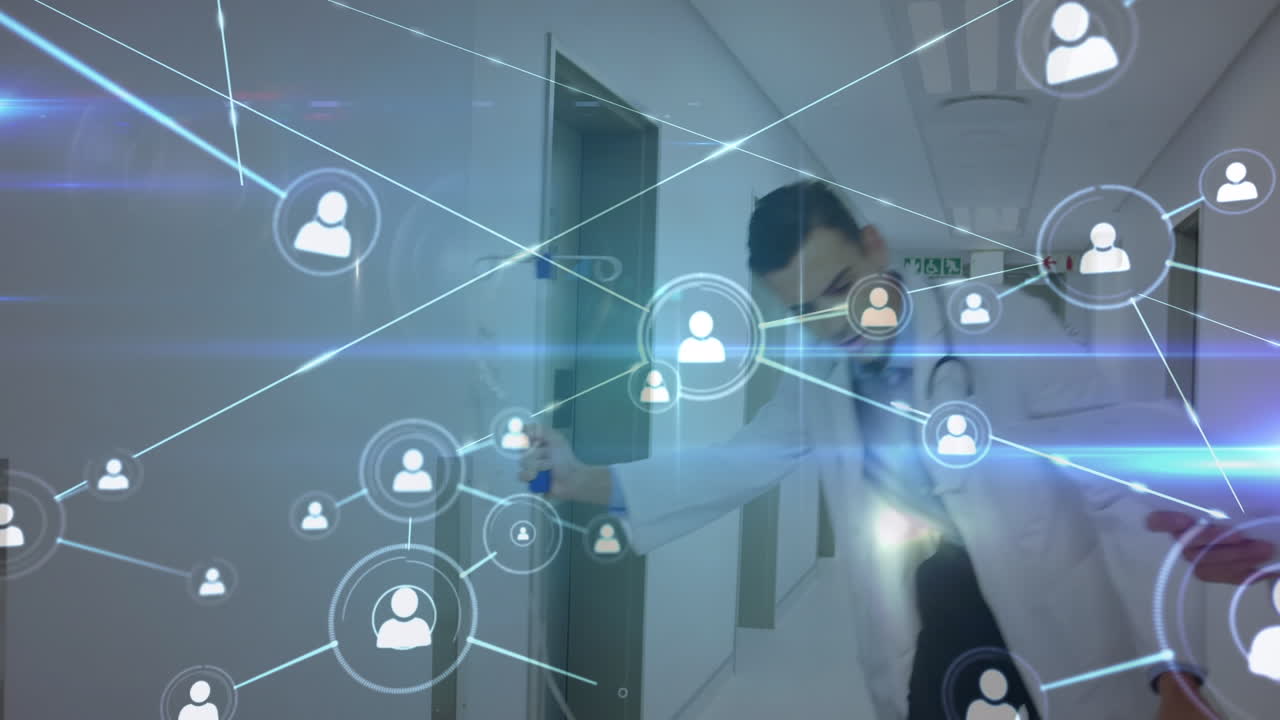 animación de la red de conexiones con iconos y senderos de luz sobre diversos médicos y pacientes