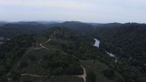 Eleganter-Wald-Und-Fluss-Entlang-Des-Bewölkten-Horizonts