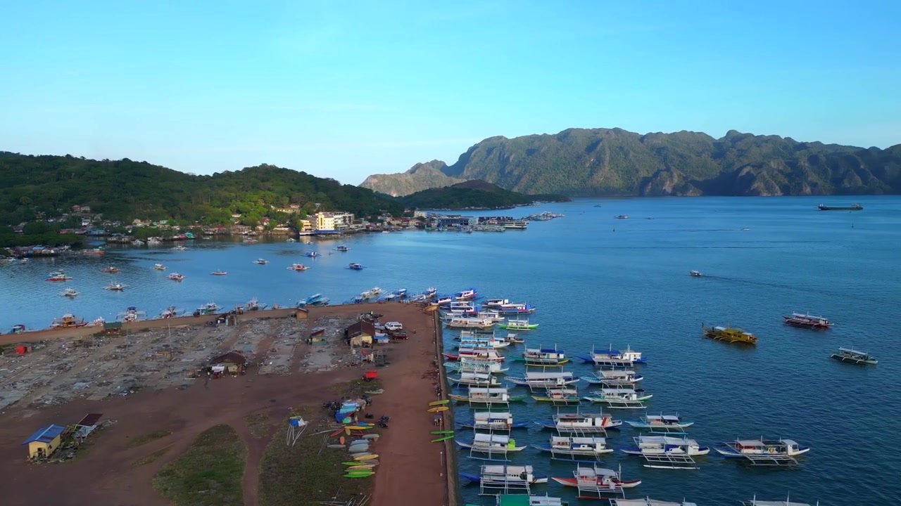 Vita cittadina e barche nella Baia di Coron, Palawan, Filippine, durante una giornata di sole. Magnifica panoramica aerea con drone