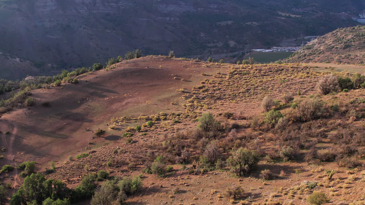 Vista aerea cinematografica del sentiero di una collina, punto panoramico nella catena montuosa delle Ande, Cile