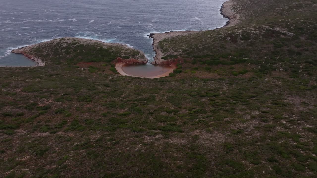 Sakin Methoni lagününe ulaşan Akdeniz'in havadan görünümü.