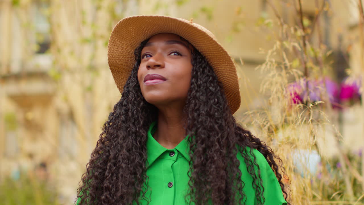 turista mujer con sombrero de paja sol de vacaciones en oxford r uk explorando la ciudad caminando por broad street 1