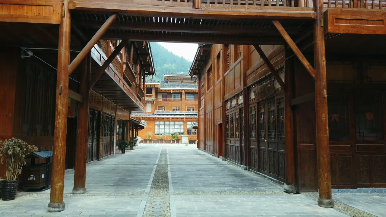 나무로 만든 오래된 건물의 세부 사항입니다. 중국