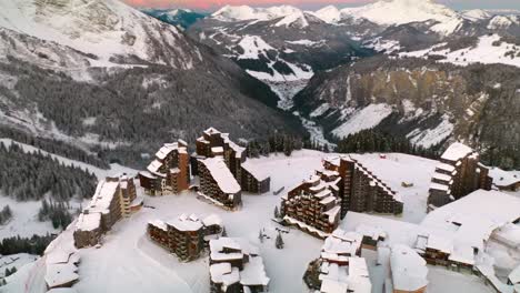 antena: estación de esquí de invierno de avoriaz en los alpes franceses, hotel y chalets