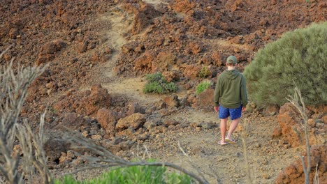 peligroso sendero de senderismo de roca roja en el parque nacional del teide, el hombre camina en