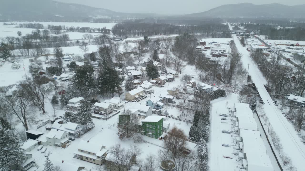 뉴잉글랜드 교외의 작은 식민지 주택의 파노라마 공중 전망