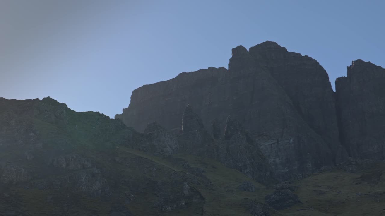 lenta panorámica de las hermosas formaciones rocosas en el anciano de storr