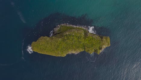 Vista-Aérea-De-Pájaro-Castro-Ballota-Isla-Azul-Turquesa-Aguas-Y-Avifauna,-España