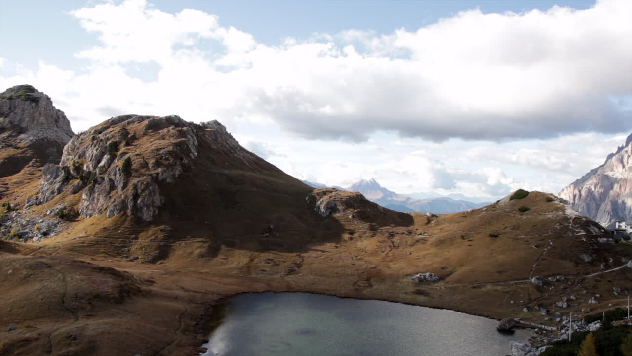 hermoso paisaje montañoso con lago y nubes en los alpes italianos
