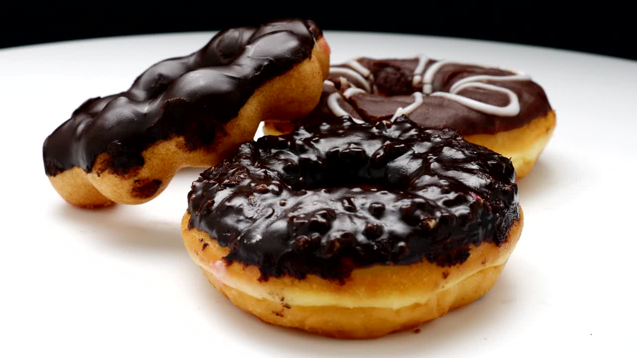 Donuts de chocolate sobre un fondo blanco.