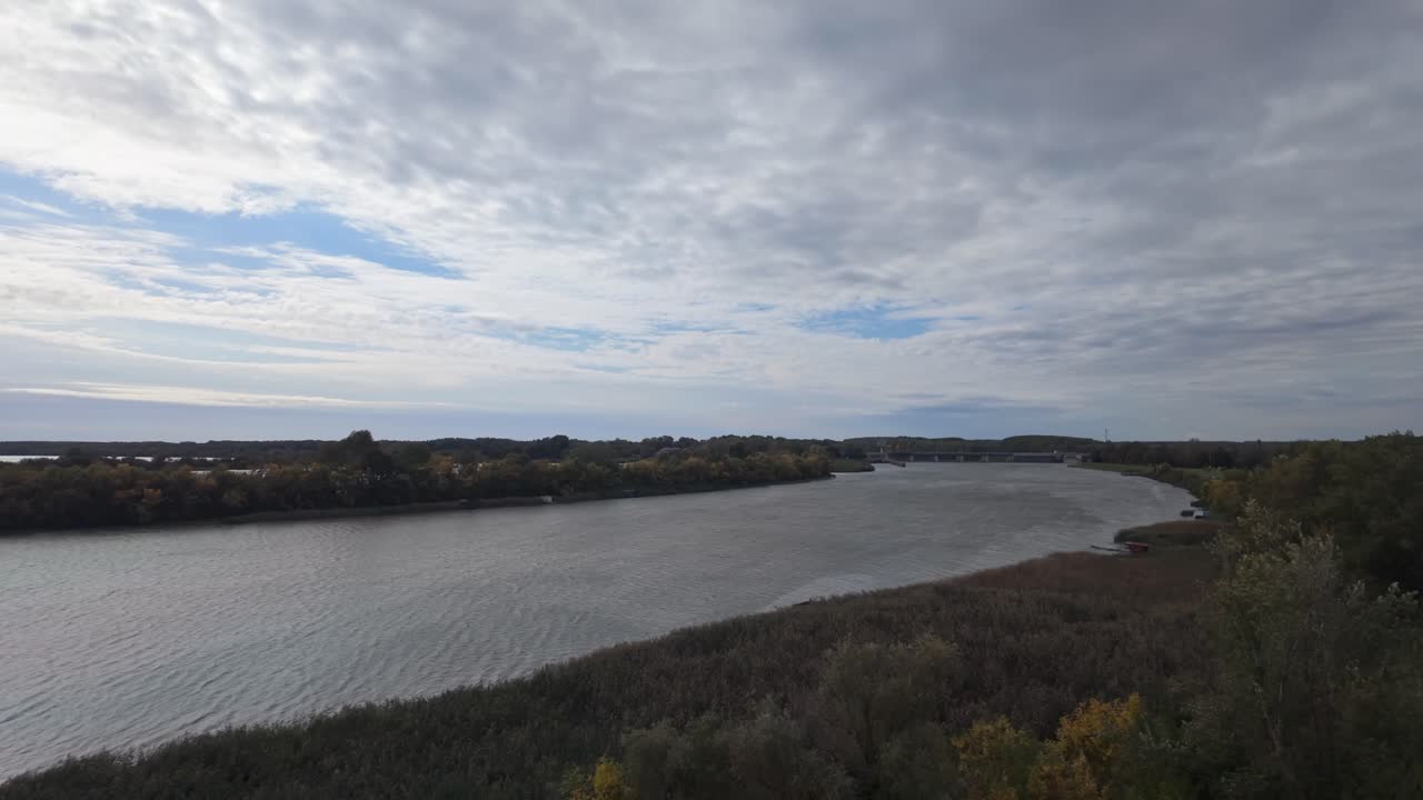vista desde el mirador de kiskore al lago tisza y la rica naturaleza circundante con la central hidroeléctrica en el fondo en hungría.