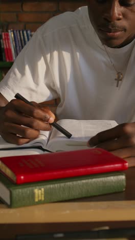 joven estudiando la biblia