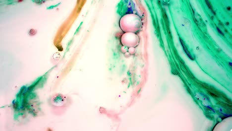 burbujas abstractas de colores con tinta en agua de aceite
