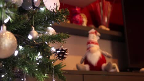 Hängen-Eines-Tannenzapfens-An-Den-Geschmückten-Baum-Aus-Nächster-Nähe---Weihnachtskonzept