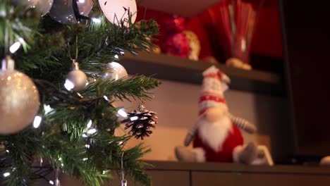 colgando un cono de pino en el árbol decorado de cerca - concepto de navidad