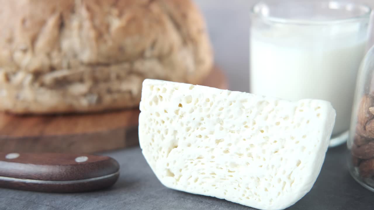 queso fresco, pan, leche y almendras