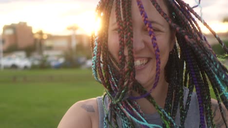 Mujer-Corriendo-Y-Moviendo-Sus-Trenzas-De-Cabello-Con-Una-Sonrisa.