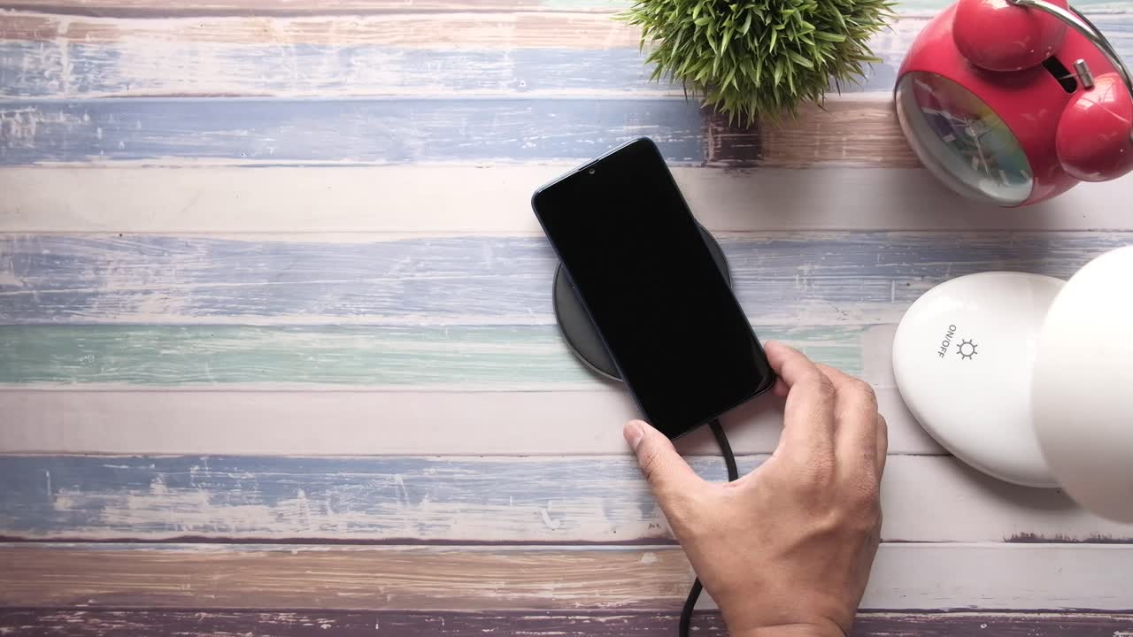 나무 테이블에 스마트폰의 무선 충전