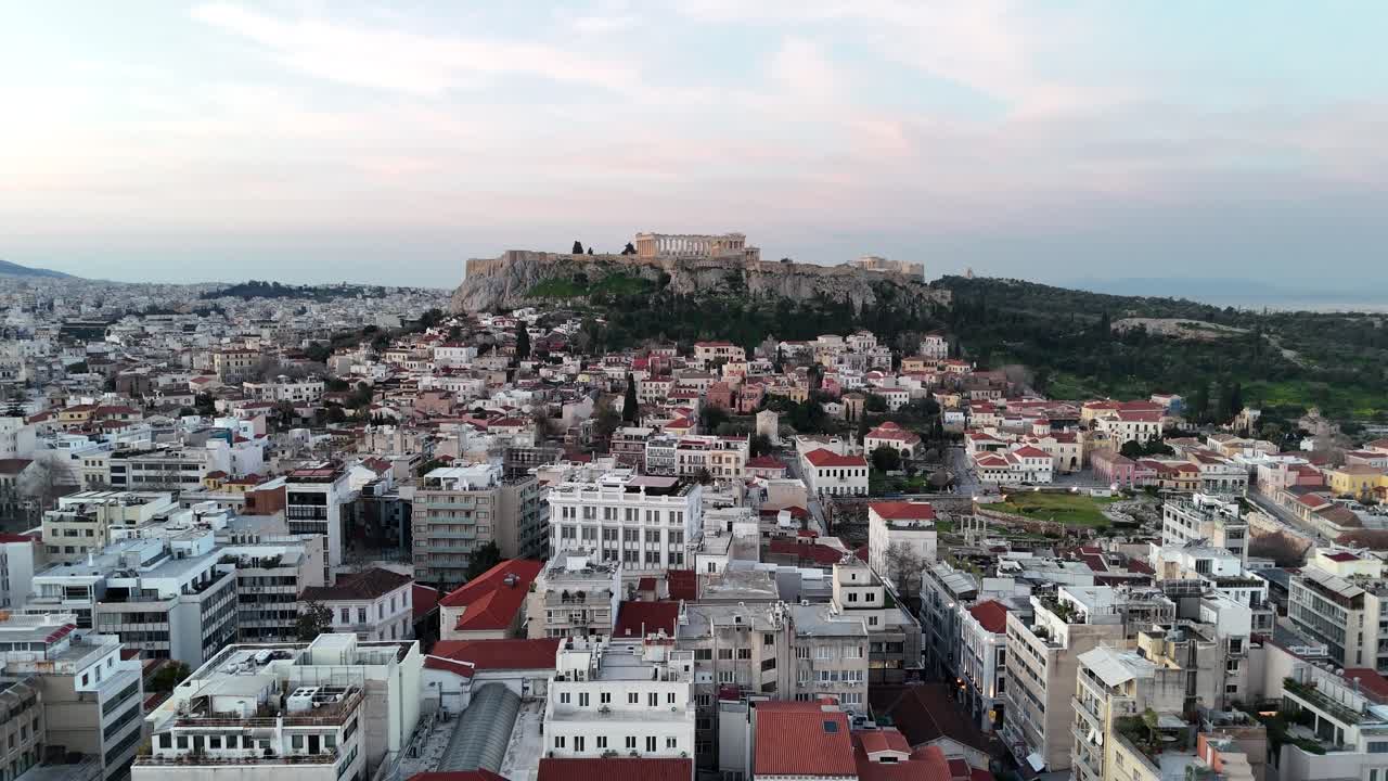 Luftfoto af Athens, Grækenlands, tætte bylandskab om aftenen. De historiske bykvarterer vises i et bredt panorama under blød naturlig belysning.