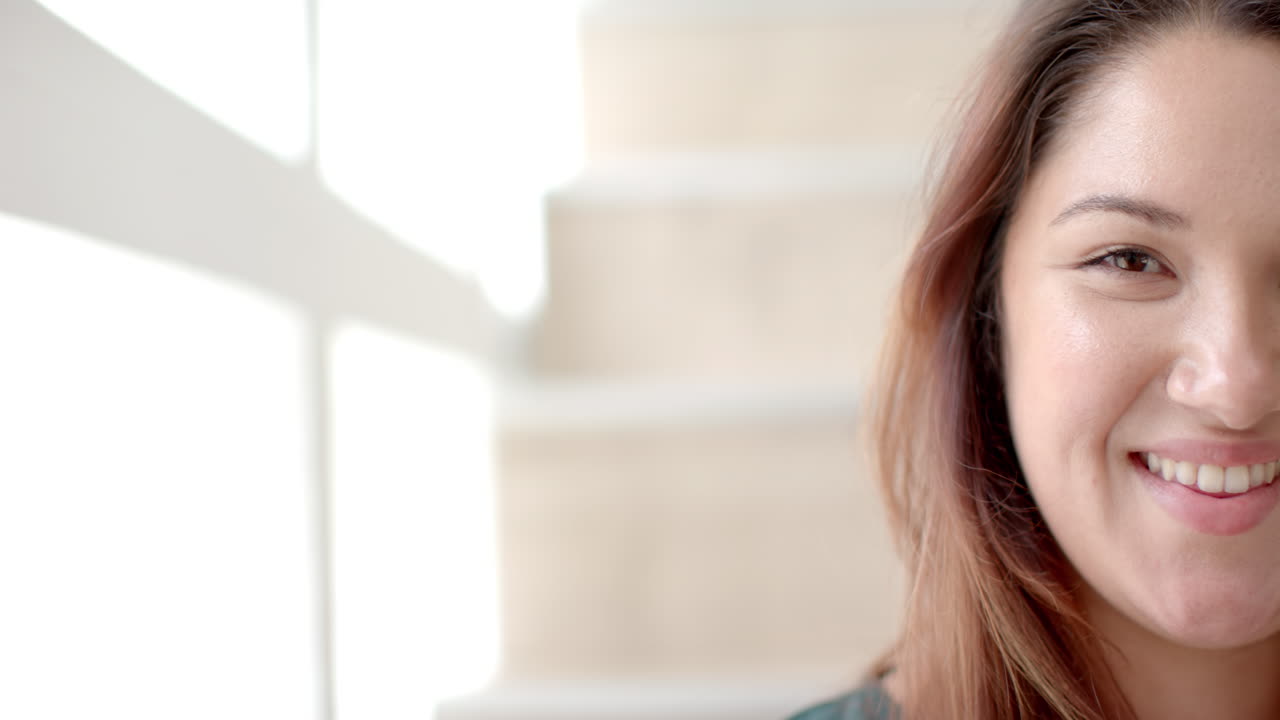 행복한 플러스 사이즈의 반 초상화 빛 방에서 웃는 두 인종의 여성, 복사 공간, 느린 동작