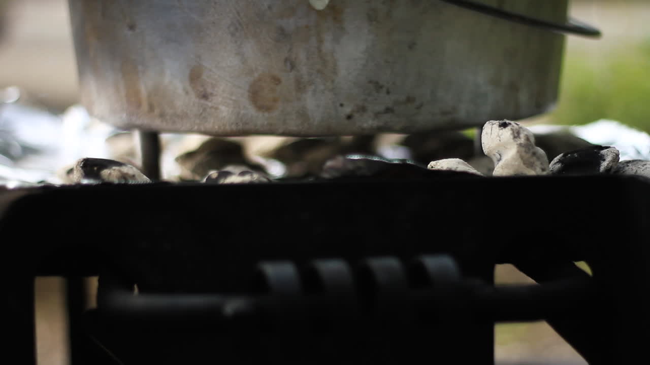 더치 오븐 요리에 숯불 화상