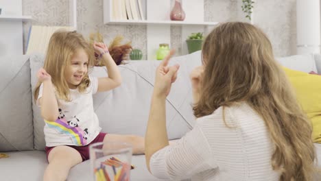 la madre da educación preescolar a su hija.
