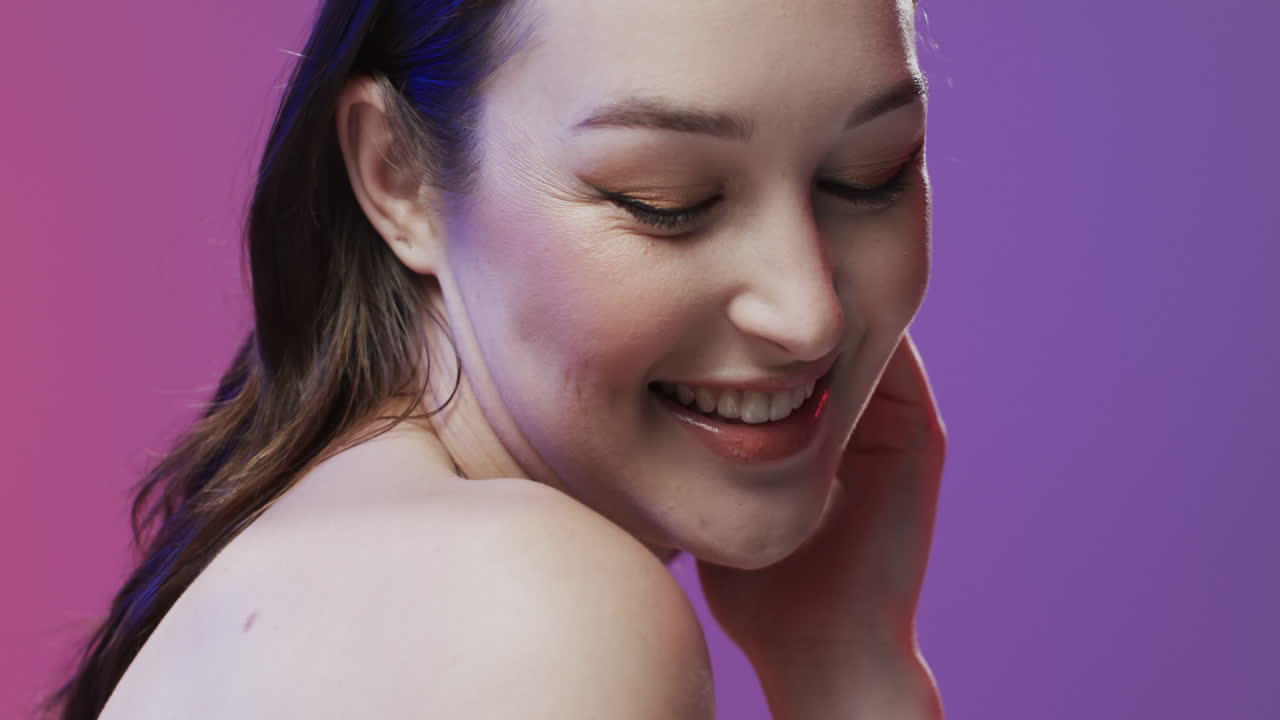 Donna caucasica con capelli castani e trucco che si tocca il viso, spazio per il testo, rallentatore