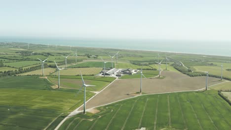 Luftaufnahme-Von-Windkraftanlagen,-Die-Saubere-Energie-Auf-Dem-Bauernhof-In-Wexford,-Irland,-Erzeugen