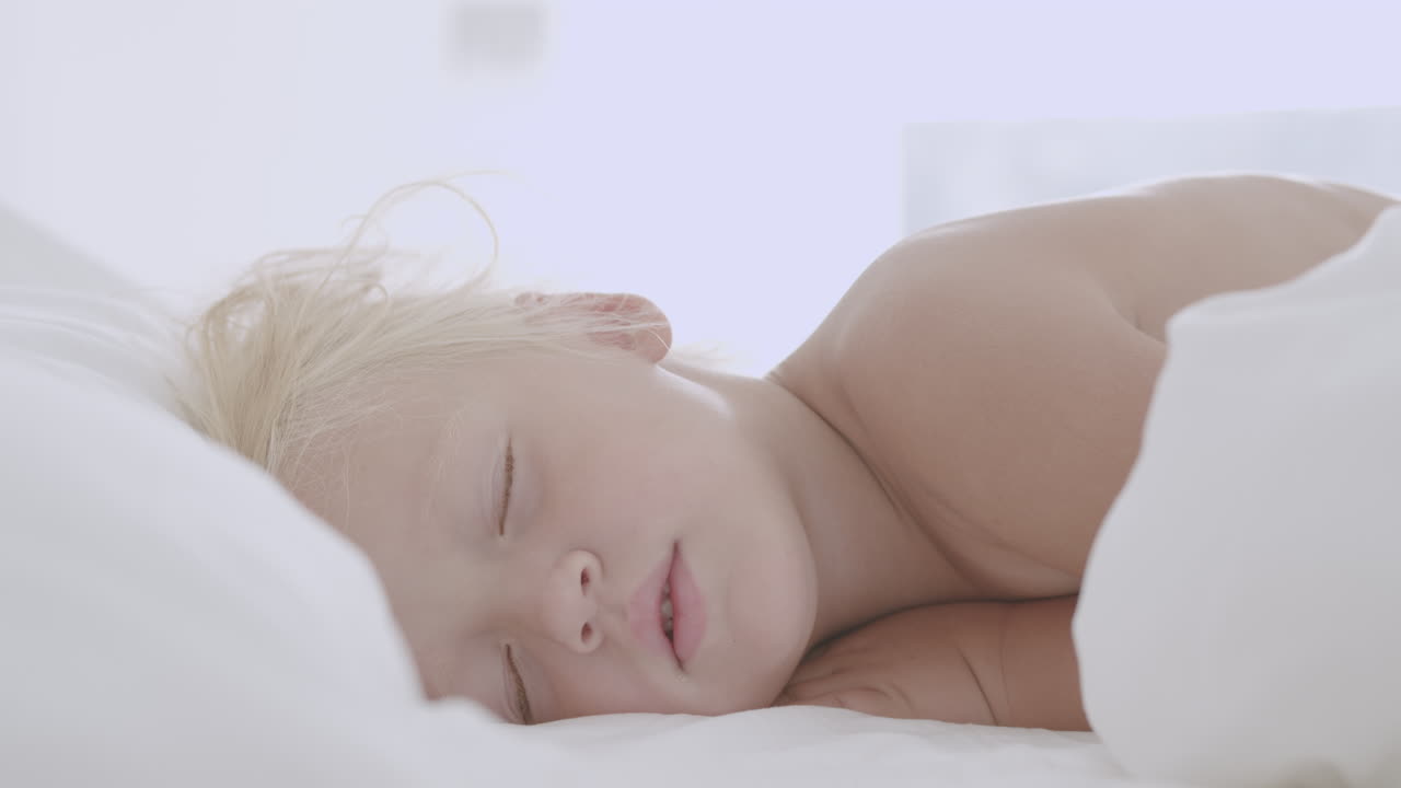 아기 소녀는 깨어날거야