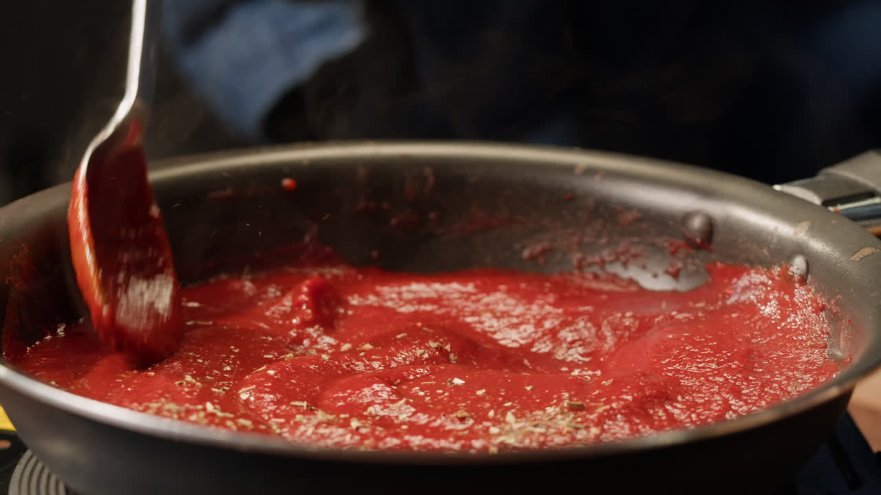 preparación de la salsa de tomate