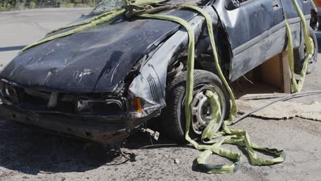 Preparándose-Para-Remolcar-El-Vehículo-Destrozado-En-Un-Accidente-Automovilístico,-Vista-Manual