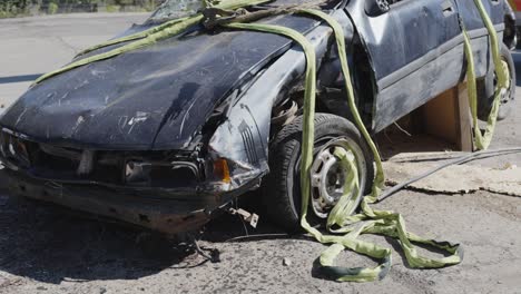 preparándose para remolcar el vehículo destrozado en un accidente automovilístico, vista manual