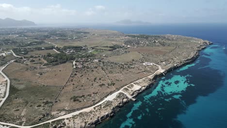 Vista-Aérea-De-La-Isla-Favignana-Mar-Mediterráneo-Parte-Del-Archipiélago-De-Las-Islas-Egadas-Sur-De-Italia-Sicilia-Imágenes-De-Drones