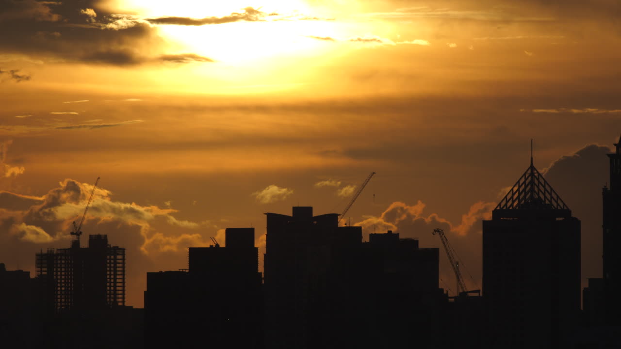 El hermoso atardecer perfectamente capturado en Metro Manila - Plano medio.
