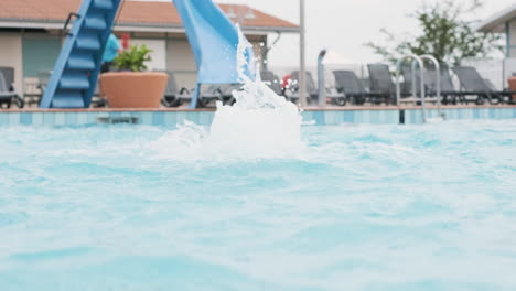 Bañera-De-Hidromasaje-Agua-Burbujeante-Piscina-Condado-De-Aguas-Termales-Zona-De-Baño-De-Verano-Aguas-Profundas-Cristalinas-Resbaladizas-Tobogán-Resort-De-Playa-Olas-Nublado-Malhumorado-Día-Diversión-Al-Aire-Libre-Vacaciones-Familiares-Cámping-Burbujas-Visitar-Europa