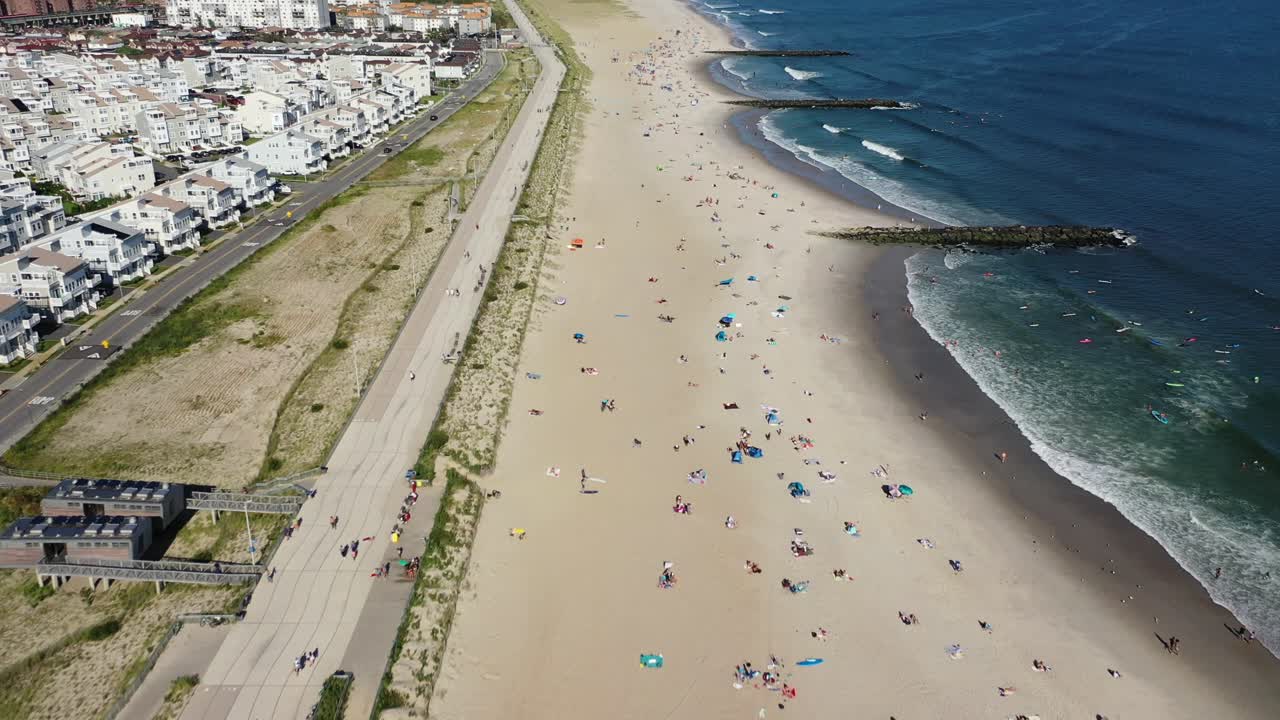 una vista aérea de una playa durante un día soleado