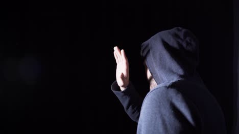 잡히기 위해. 빛이 얼굴을  ⁇ 는 것.