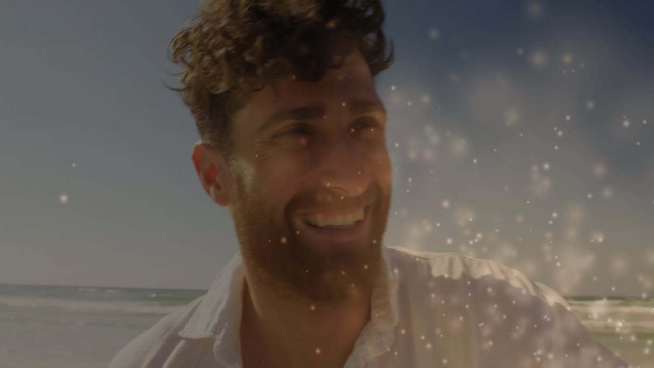 Barrido de cámara desde una mujer sonriente hasta un hombre riendo en una playa de arena, marketing de viajes con partículas brillantes a la deriva