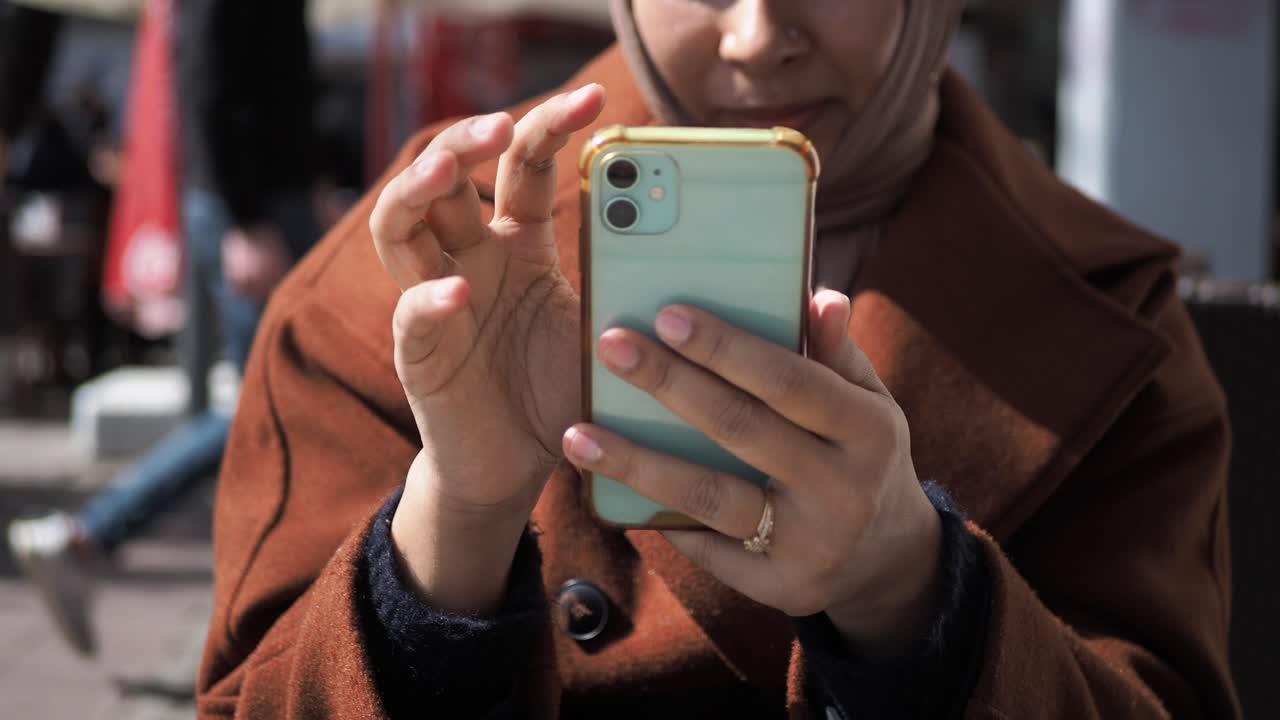 mujer usando un teléfono inteligente al aire libre