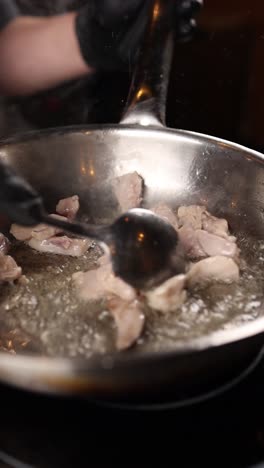 pollo frito en una sartén