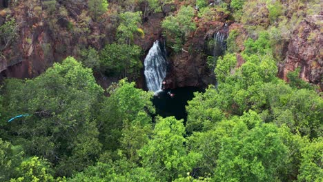 Vista-Panorámica-De-Las-Personas-Que-Disfrutan-De-La-Piscina-De-Inmersión-En-Las-Cataratas-De-Florencia-En-El-Parque-Nacional-Litchfield