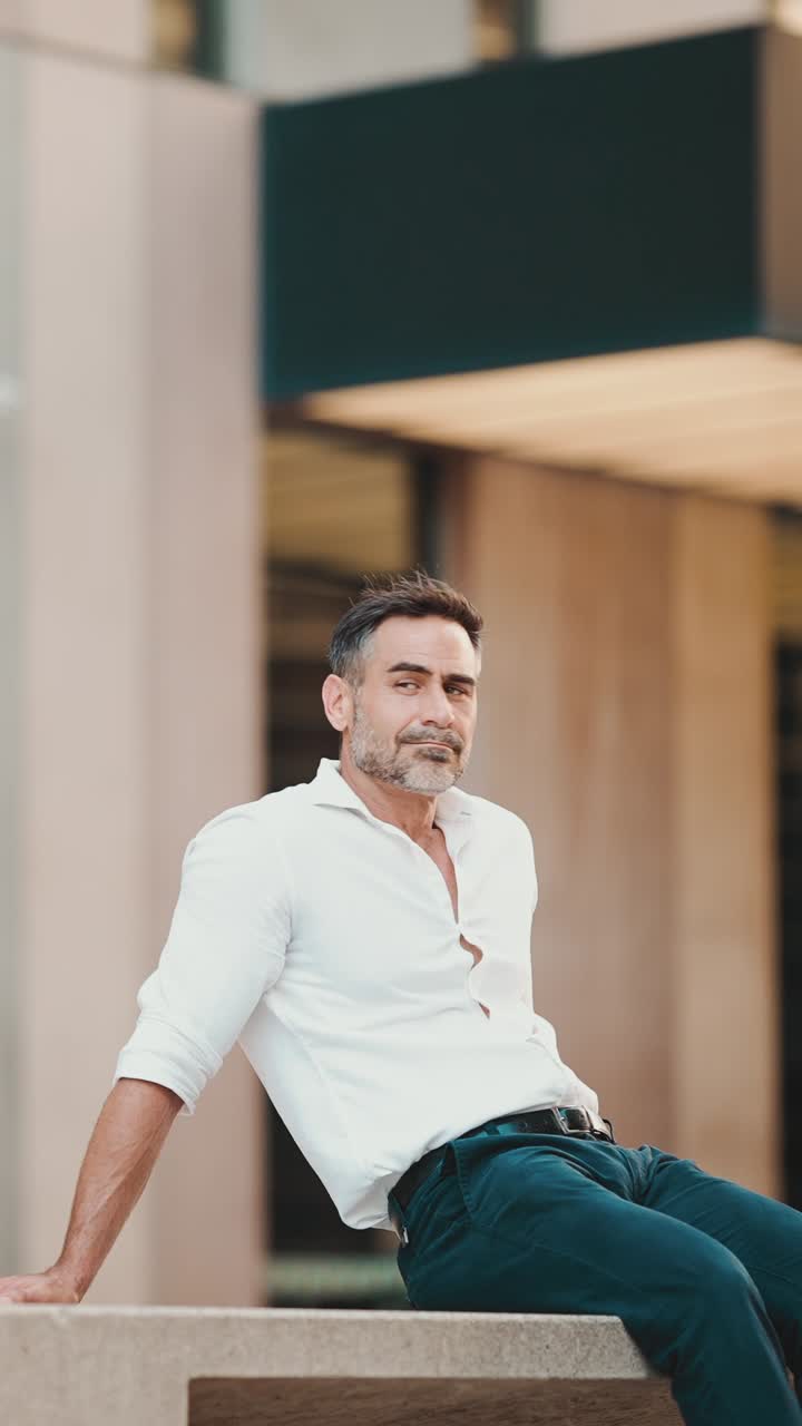 Ritratto di un uomo maturo in camicia bianca